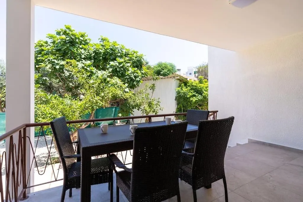 Verdant 1-Bedroom Apartment In Larnaca