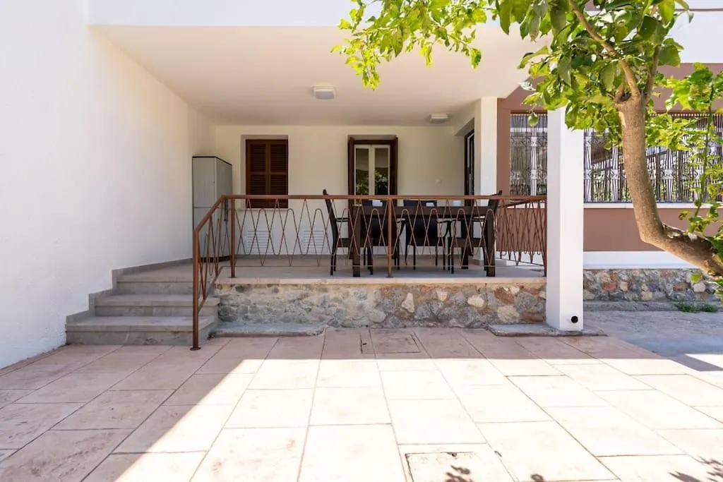 Verdant 1-Bedroom Apartment In Larnaca